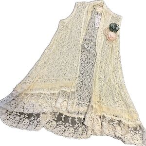 Cream Lace Sleeveless Cardigan with Floral Accents